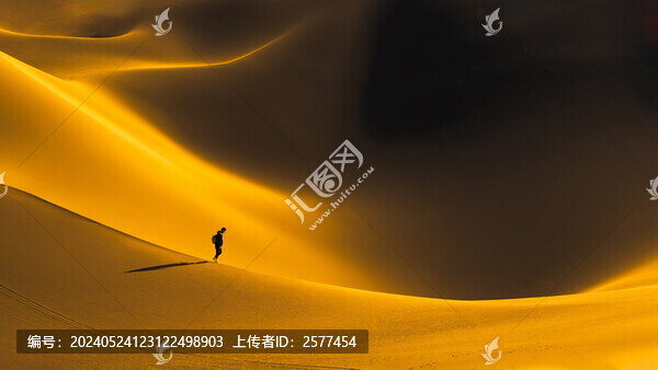 游客在黃昏的庫木塔格沙漠深處