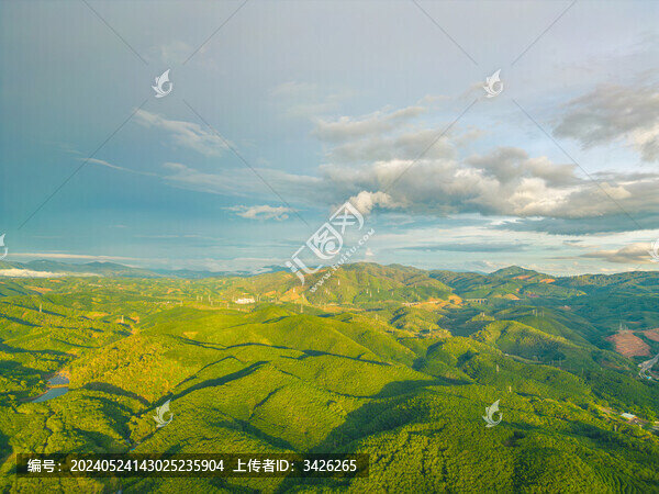 高山草甸山脈戶外風光航拍視角