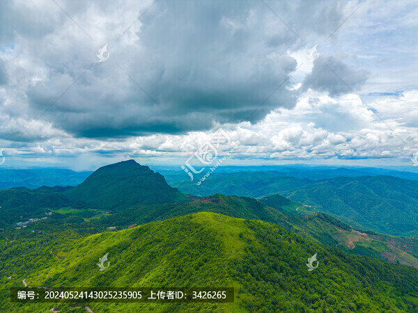 高山草甸山脈戶外風(fēng)光航拍視角
