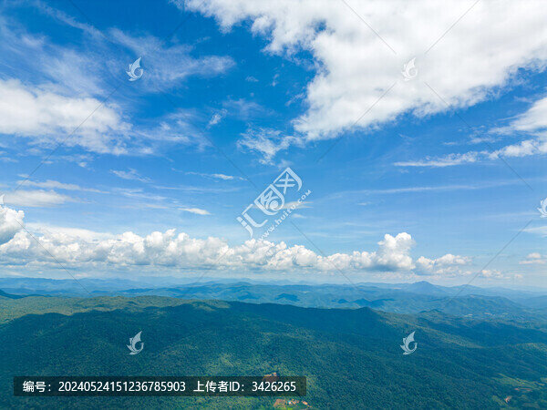 航拍藍(lán)天白云下的山脈自然風(fēng)光