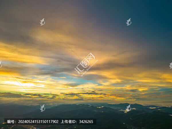 航拍日落時的壯觀天空景色