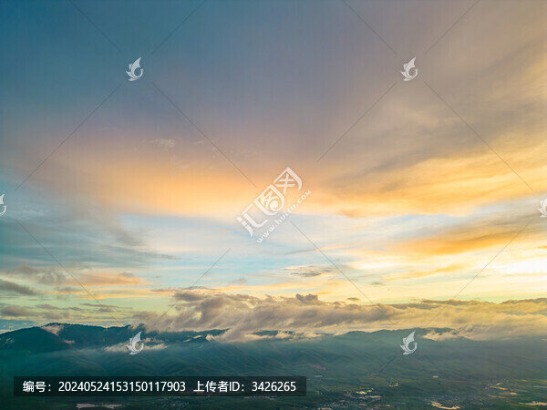 航拍日落時的壯觀天空景色