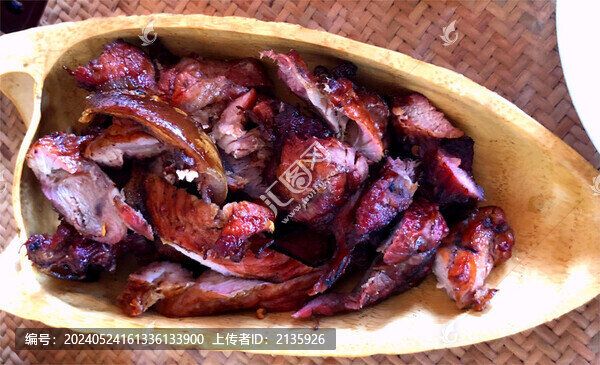 竹碗裝的烤肉