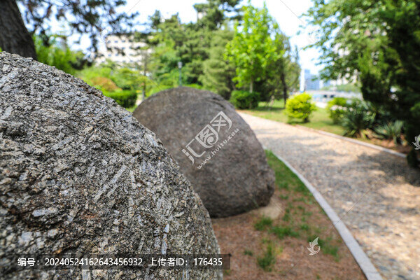 公園大石頭