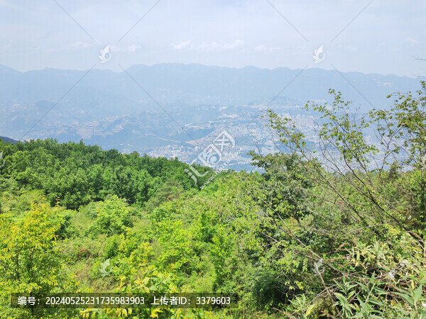 藍(lán)天白云下的青山