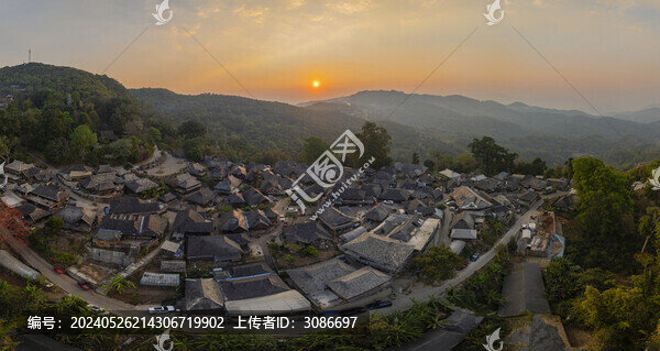 云南普洱翁基布朗族老寨日出