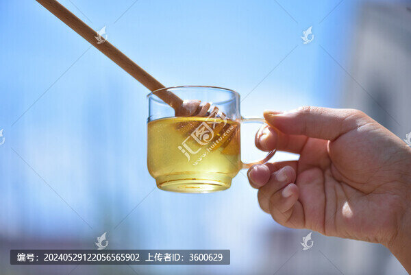 陽光下的蜂蜜