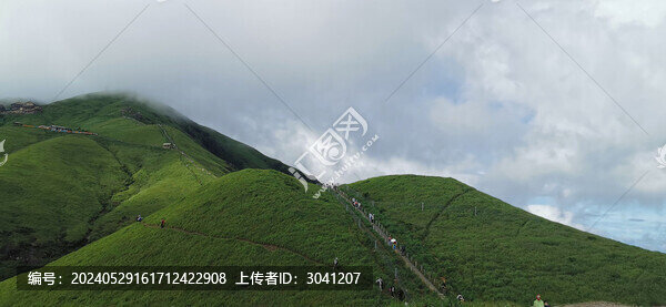 云霧籠罩下的武功山