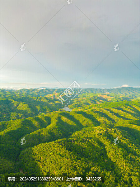 高山草甸山脈戶外風(fēng)光航拍視角