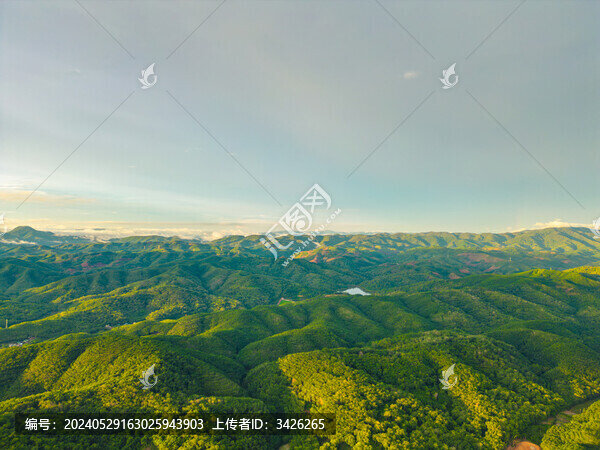 高山草甸山脈戶外風光航拍視角