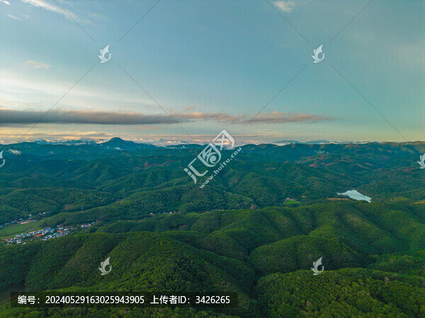 高山草甸山脈戶外風(fēng)光航拍視角