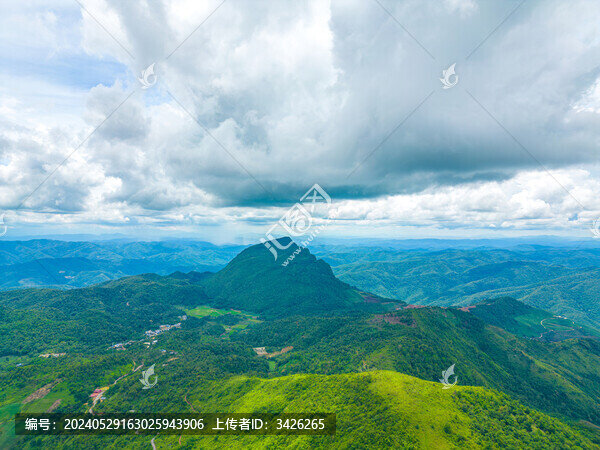 高山草甸山脈戶外風(fēng)光航拍視角