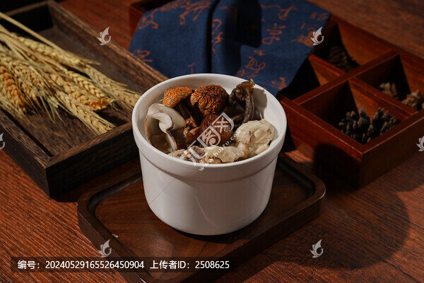 姬茸菇鹿茸菌土雞湯