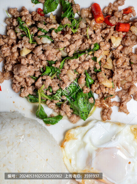 餐桌上的泰式拋打飯