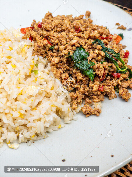 餐桌上的泰式拋打飯