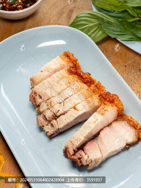 餐桌上放在餐盤(pán)里的泰式烤豬肉