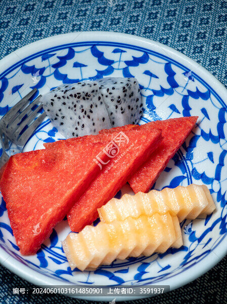 瓷碗里切片水果