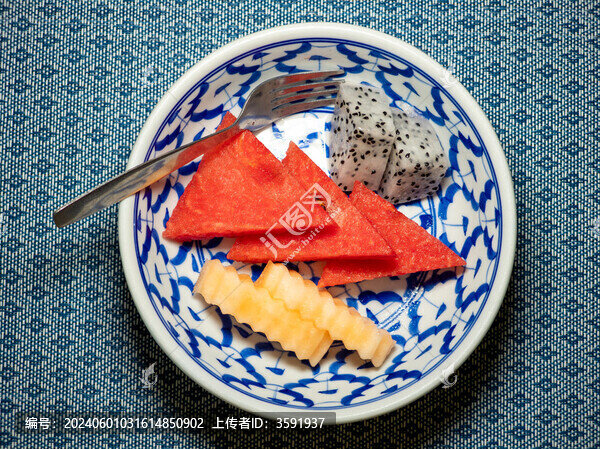 瓷碗里切片水果