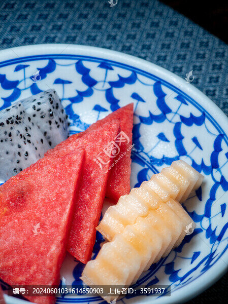 瓷碗里切片水果