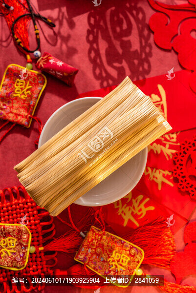 中國風背景前的灶糖芝麻糖