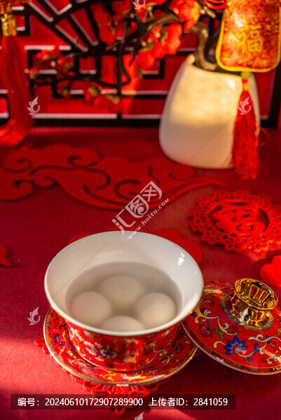 室內(nèi)棚拍中國(guó)風(fēng)背景前的一碗元宵