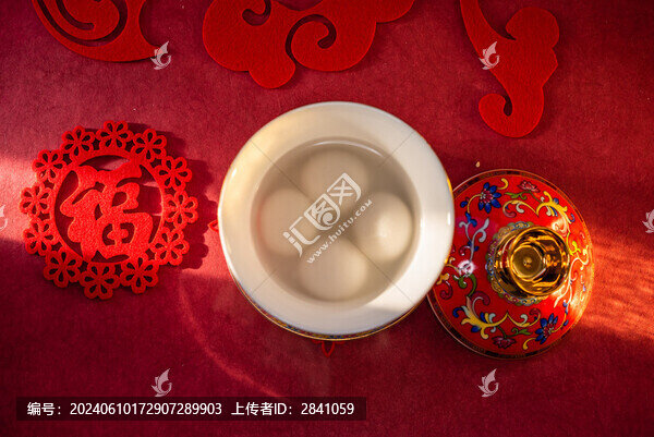 室內(nèi)棚拍中國風背景前的一碗元宵