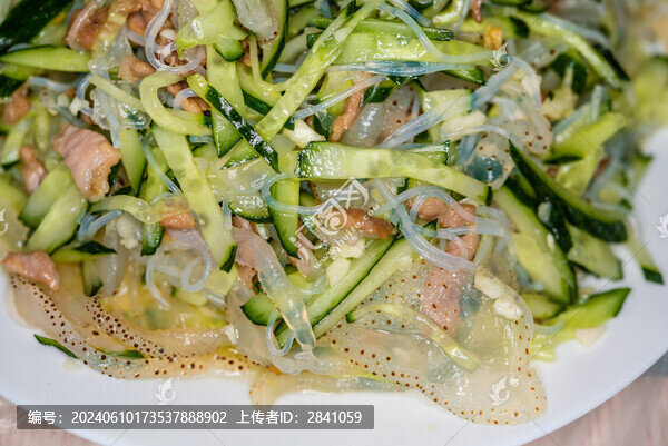 一盤涼拌黃瓜海蜇皮粉絲
