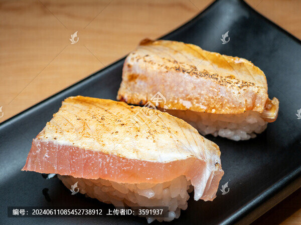 餐盤里的壽司