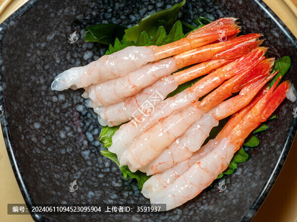 餐盤里的甜蝦刺身