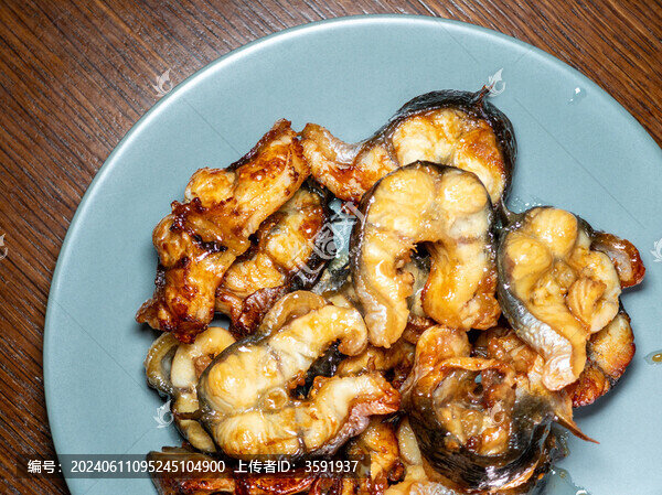 餐盤里的香煎鰻魚