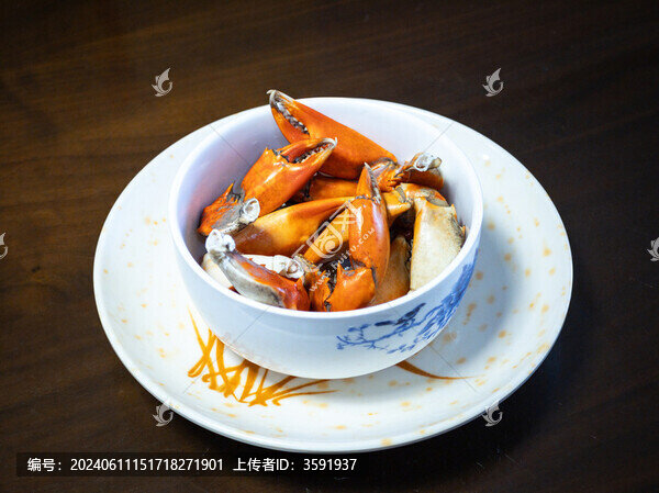 陶瓷碗里的蟹鉗