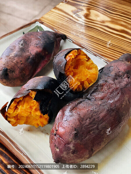 掰開的烤紅薯