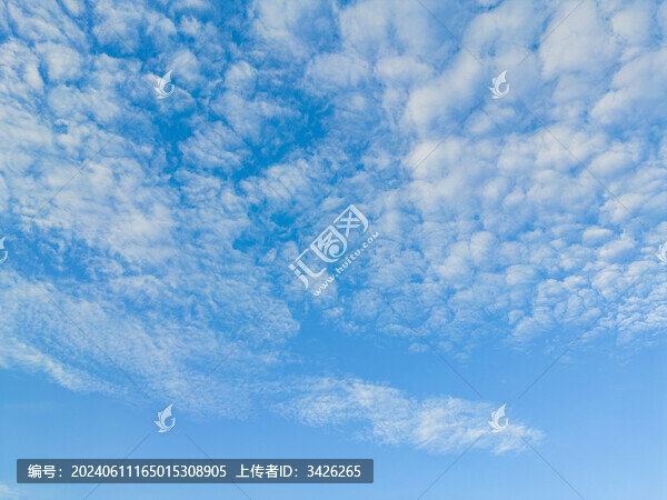 無人機(jī)高空航拍的藍(lán)天白云