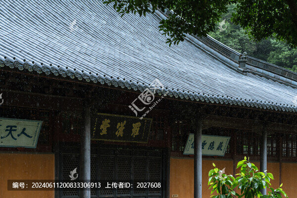 雨中的天臺(tái)山國(guó)清寺