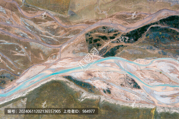 青海祁連山草原溪流航拍自然風(fēng)光