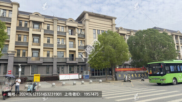 學(xué)校門口