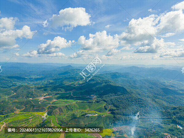 航拍天空高山草甸山脈田園風(fēng)光