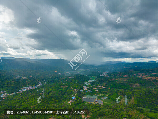 航拍天空高山農(nóng)田田園村寨風(fēng)光
