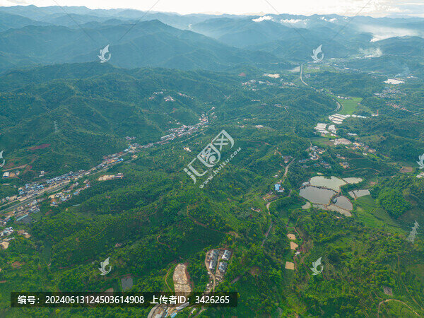 航拍天空高山農(nóng)田田園村寨風光