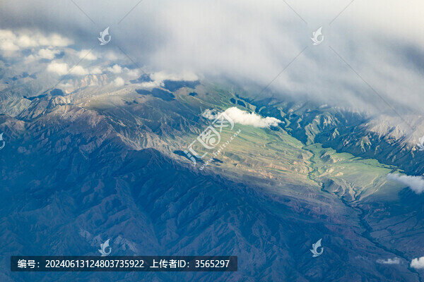 航拍新疆峽谷山脈地形