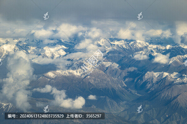 航拍天山山脈雪山