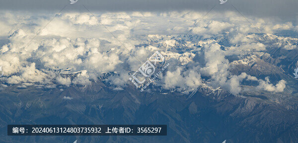 航拍天山山脈雪山