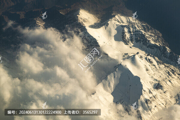 航拍雪山山脈