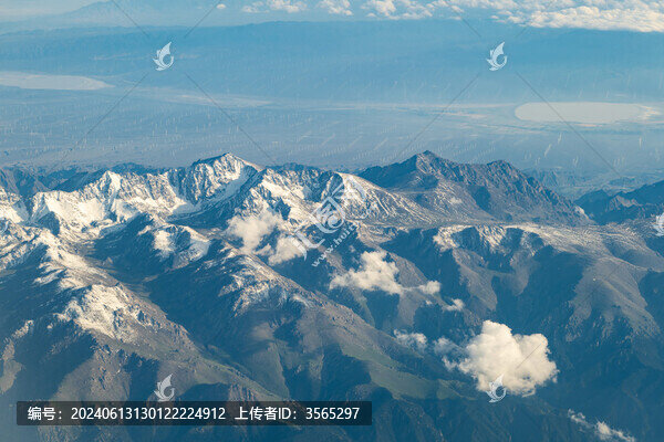 航拍天山山脈雪山