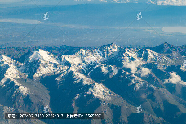 航拍天山山脈雪山