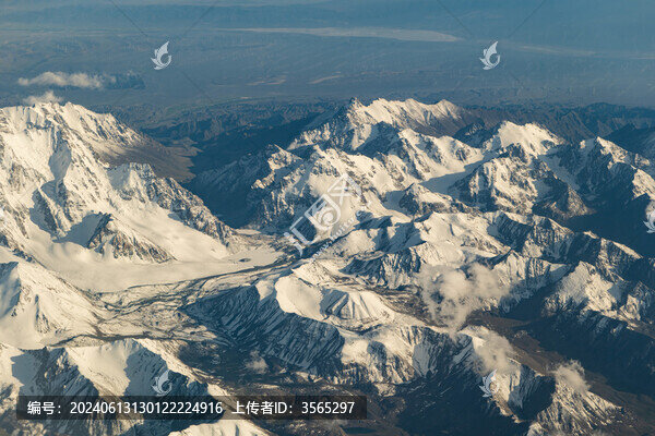 航拍雪山山脈
