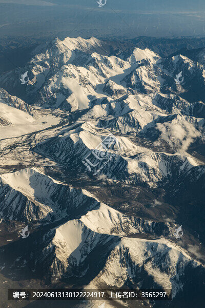 航拍雪山山脈