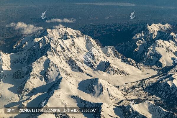 航拍雪山山脈
