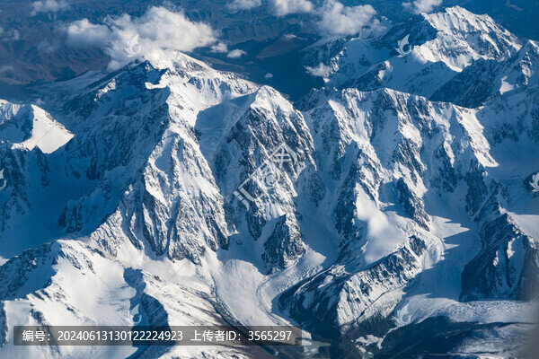航拍雪山山脈
