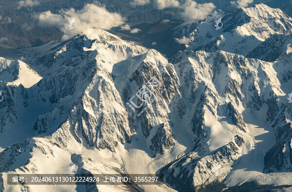 航拍雪山山脈